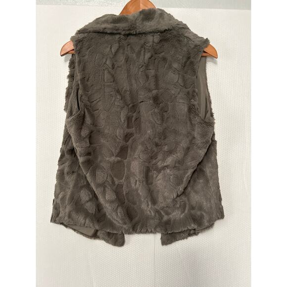 Jack by BB Dakota Women's Gray Faux Fur Textured Fly Away Lined Vest Size Small - Picture 8 of 10